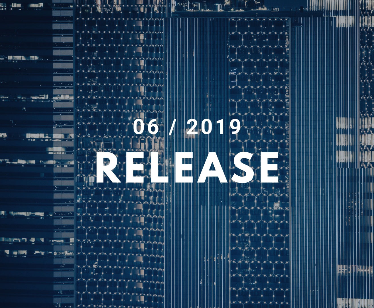 Hintergrund Hochhäuser, Vordergrund Titel 06 / 2019 Release, als Symbolbild für Erweiterungen und Verbesserungen