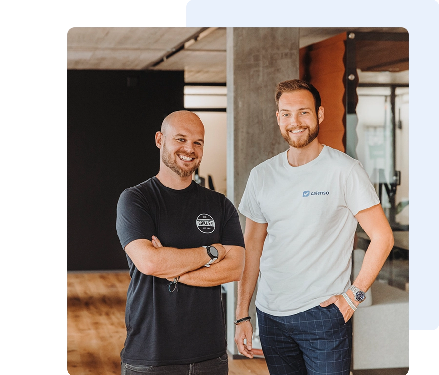 Zwei Schweizer Software Scale Up Gründer, die nebeneinander stehen