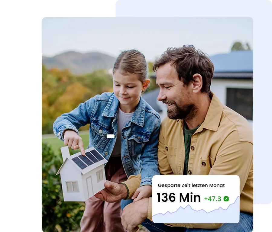 Vater und Tochter, die sich ein Modell eines Hauses mit Solaranlage ansehen.